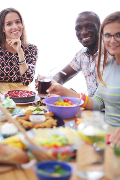 Zadowoleni czytelnicy z talerzami